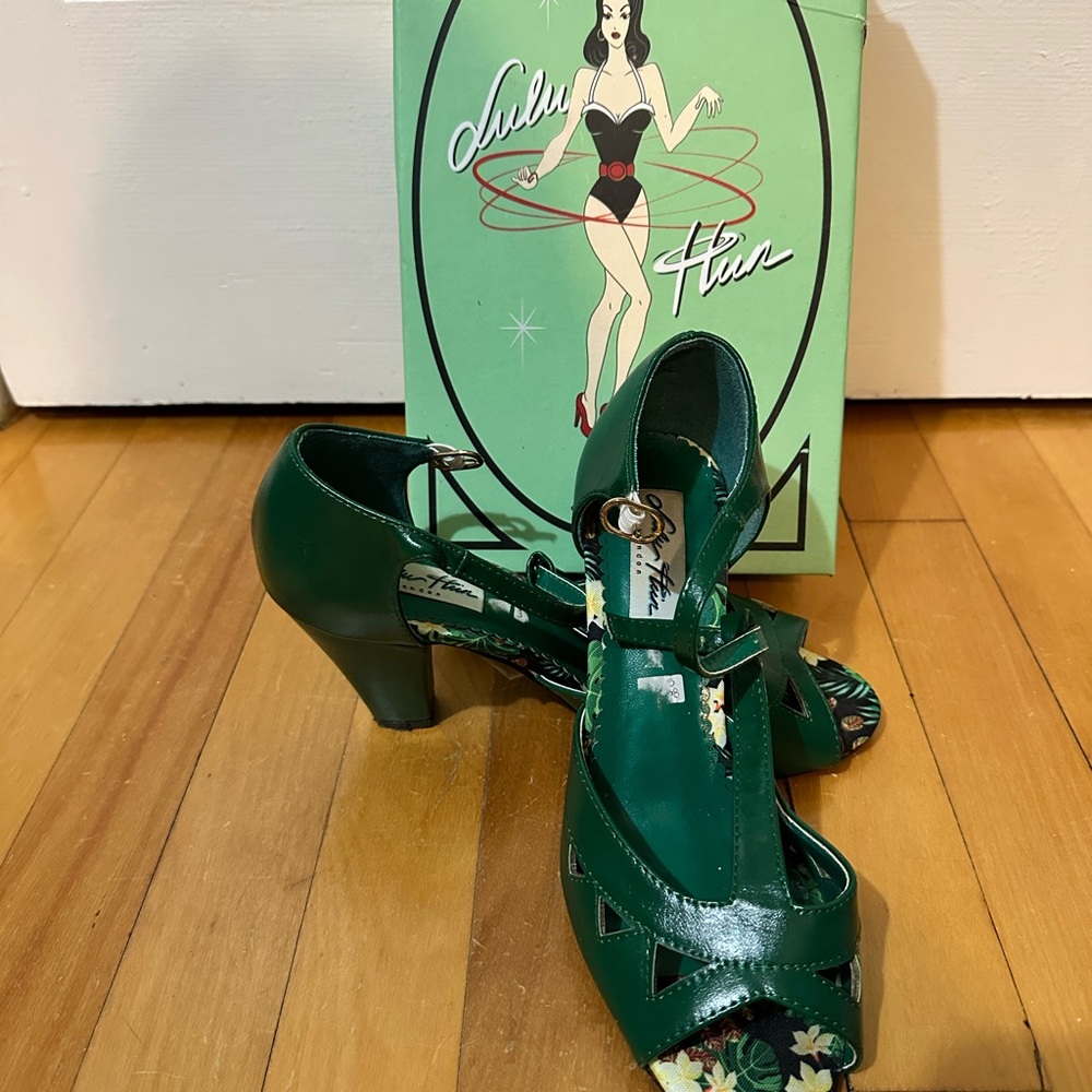 Green Heeled retro Shoes with Elegant Design